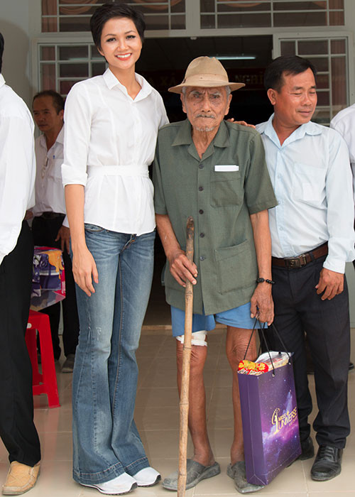 H’hen Niê, Hoàng Thùy và Cẩm Tiên giản dị trong trang phục áo sơ mi, thân thiện trò chuyện cùng người dân tại đây.