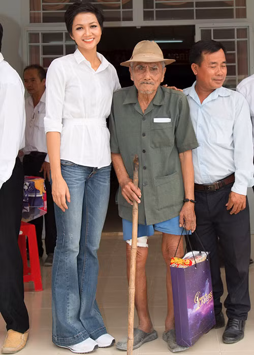 H’hen Niê, Hoàng Thùy và Cẩm Tiên giản dị trong trang phục áo sơ mi, thân thiện trò chuyện cùng người dân tại đây.