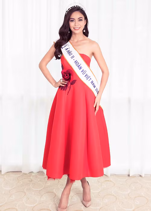 Mâu Thủy khoe vẻ gợi cảm trong bộ đầm đỏ cúp ngực.