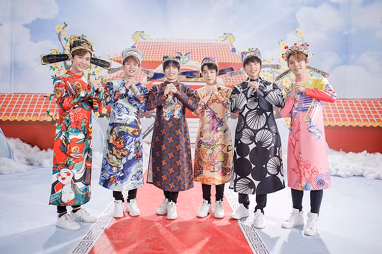 Trong MV, 6 chàng trai của Uni5 hóa thân thành các Táo diện trang phục sặc sỡ. Ảnh: Vietnamnet