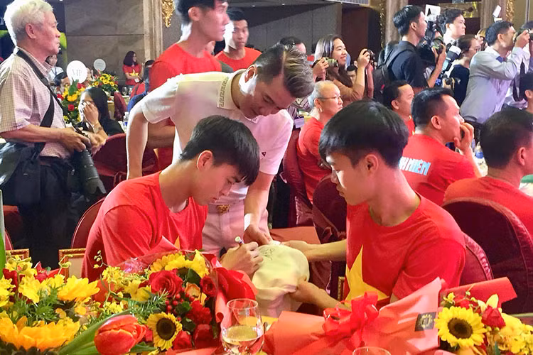 Tại sự kiện, Mr Đàm không ngần ngại đến từng bàn để xin chữ ký của các cầu thủ.