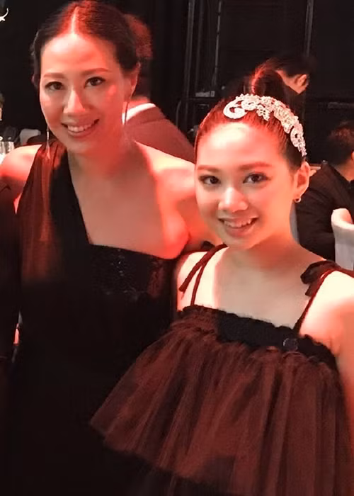 Jasmine thừa hưởng những nét đẹp từ mẹ vốn là Hoa hậu quốc tế Trung Hoa tại Toronto (Canada) 2000. Ảnh: Weibo