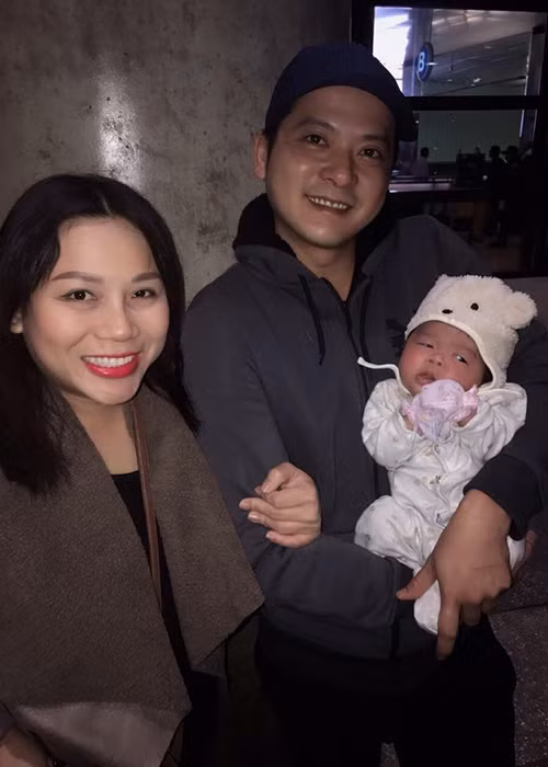 Vợ chồng Hoàng Anh - Quỳnh Như hạnh phúc bên con gái nhỏ khi hội ngộ tại sân bay ở Mỹ.