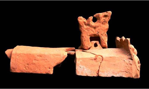 Ngói lợp mái kiến trúc cung điện thời Trần khai quật tại hành cung Lỗ Giang, tỉnh Thái Bình.