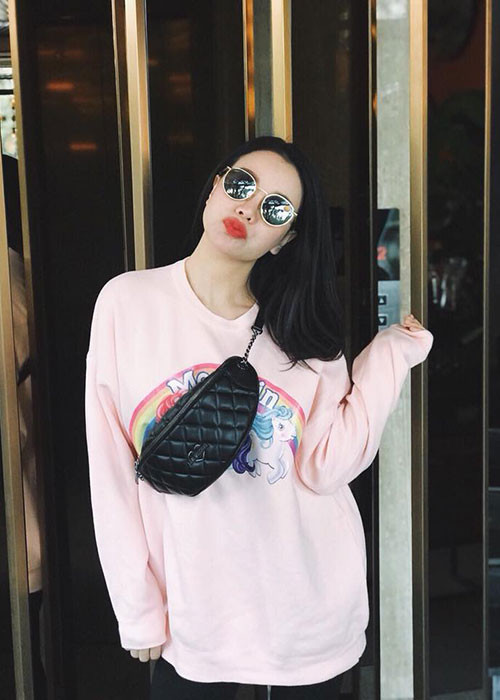 Trà Ngọc Hằng trải lòng: “Cuộc sống cuốn con người đi theo dòng đời hối hả, đôi khi, ta đánh mất mình bởi những giây phút vội vàng”.