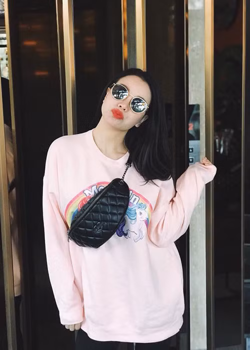 Trà Ngọc Hằng trải lòng: “Cuộc sống cuốn con người đi theo dòng đời hối hả, đôi khi, ta đánh mất mình bởi những giây phút vội vàng”.