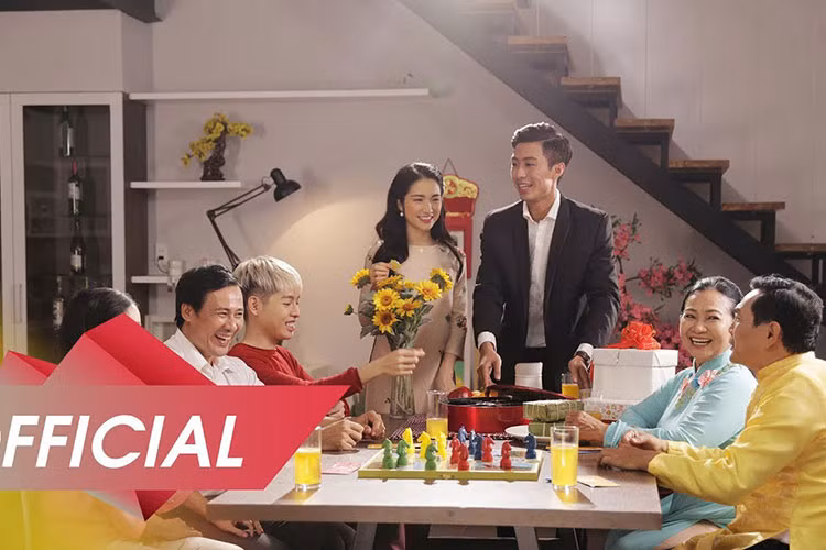 Trong MV Tết 2018 của sao Việt này, Hòa Minzy hóa thân cô gái trẻ trung, năng động thích nấu ăn cho gia đình vào ngày Tết. Ảnh: Youtube