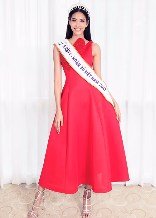 Hoàng Thùy đội vương miện dành cho á hậu 1 của cuộc thi Hoa hậu Hoàn vũ Việt Nam 2017.