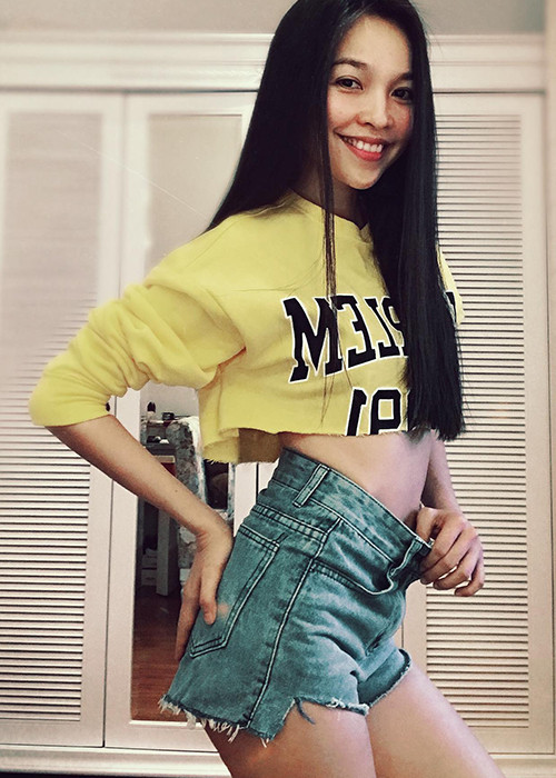 Dù không trang điểm kỹ lưỡng, giọng ca "Nhật ký của mẹ" vẫn tươi tắn, rạng rỡ.