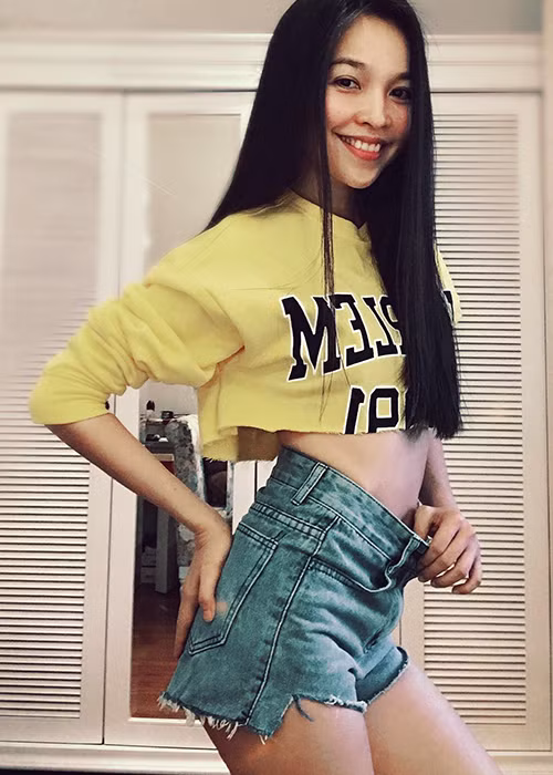 Dù không trang điểm kỹ lưỡng, giọng ca "Nhật ký của mẹ" vẫn tươi tắn, rạng rỡ.