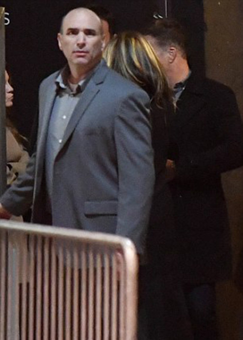 Hình ảnh Jennifer Aniston bỏ qua thảm đỏ buổi ra mắt phim và đi vào bằng lối ít người biết để tránh gây chú ý.