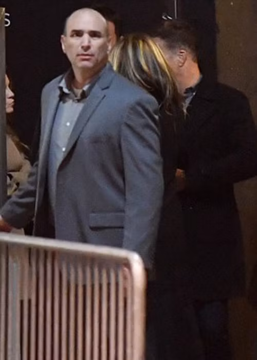 Hình ảnh Jennifer Aniston bỏ qua thảm đỏ buổi ra mắt phim và đi vào bằng lối ít người biết để tránh gây chú ý.