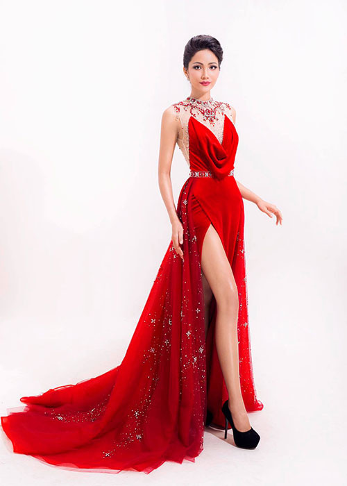 Vóc dáng của Hoa hậu H'hen Niê được khen ngợi quyến rũ.