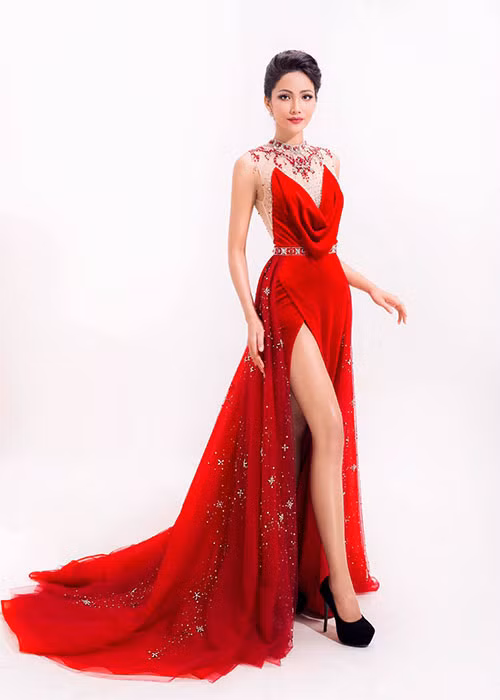 Vóc dáng của Hoa hậu H'hen Niê được khen ngợi quyến rũ.