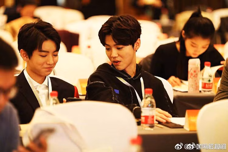 Tham gia một sự kiện chung, cặp đôi nhận được sự chú ý của báo chí truyền thông. Ảnh: Weibo