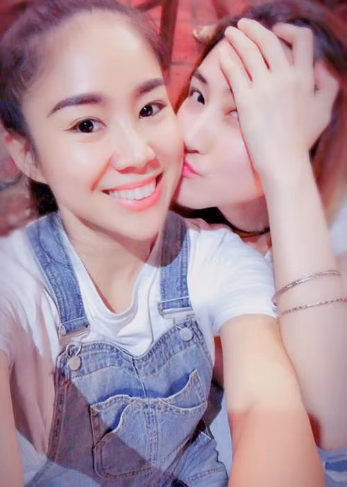 Về Việt Nam, Ngân Khánh hội ngộ cô bạn thân Lê Phương là một trong những tin tức sao Việt trong ngày 9/2.