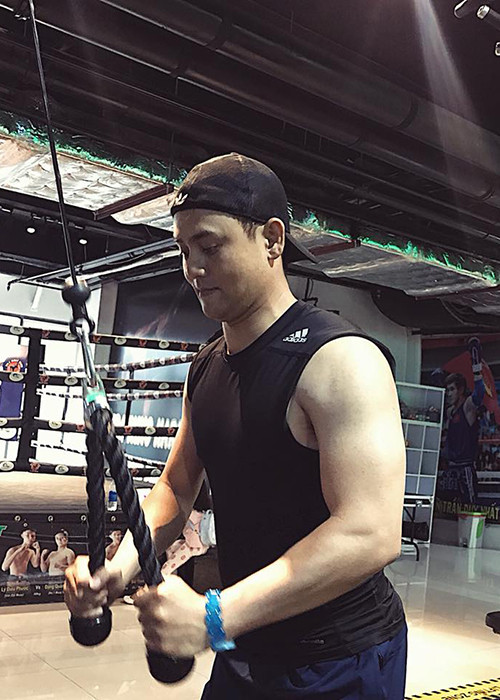 Ưng Đại Vệ chăm chỉ tập gym để có vóc dáng săn chắc.