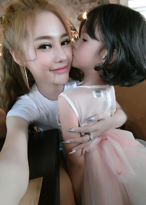 Gần đây, Linh Chi và Lý Phương Châu liên tục "vạch mặt", "đá xéo" nhau. Ảnh: FBNV
