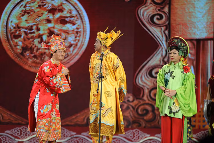 Đóng vai Bắc Đẩu, Công Lý thay ba bộ trang phục. Trong ảnh, nam danh hài diện áo xanh lá thêu hoa kết hợp với quần màu đỏ. Ảnh: VFC