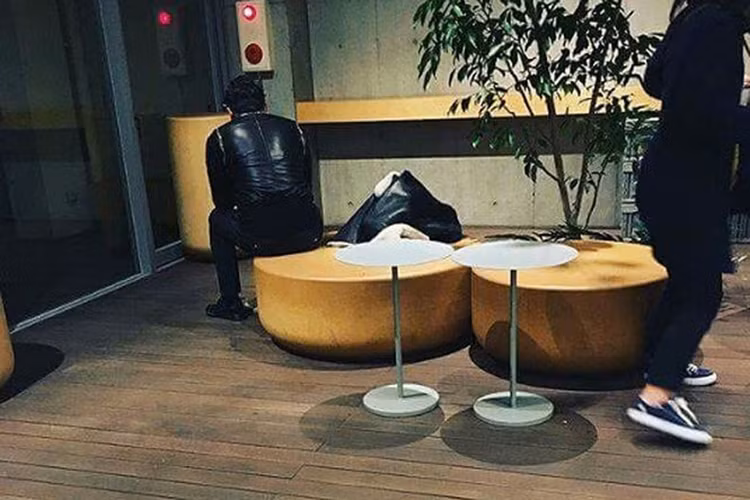 Người hâm mộ cũng chia sẻ ảnh chụp Bi Rain từ phía đằng sau khi anh ở quán cà phê, trò chuyện rôm rả với Kim Tae Hee. Ảnh: Instagram.