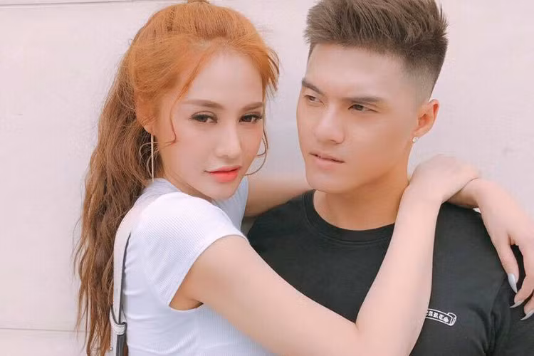 Gần đây, Lâm Vinh Hải và Linh Chi bất ngờ dính như hình với bóng. Ảnh: FBNV