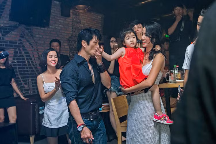 Nam đạo diễn Dustin Nguyễn rất cưng chiều hai cô con gái của mình.
