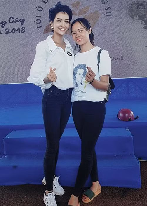 Sau khi đăng quang, nàng hoa hậu tóc ngắn vẫn tiếp tục truyền cảm hứng tích cực đến giới trẻ.