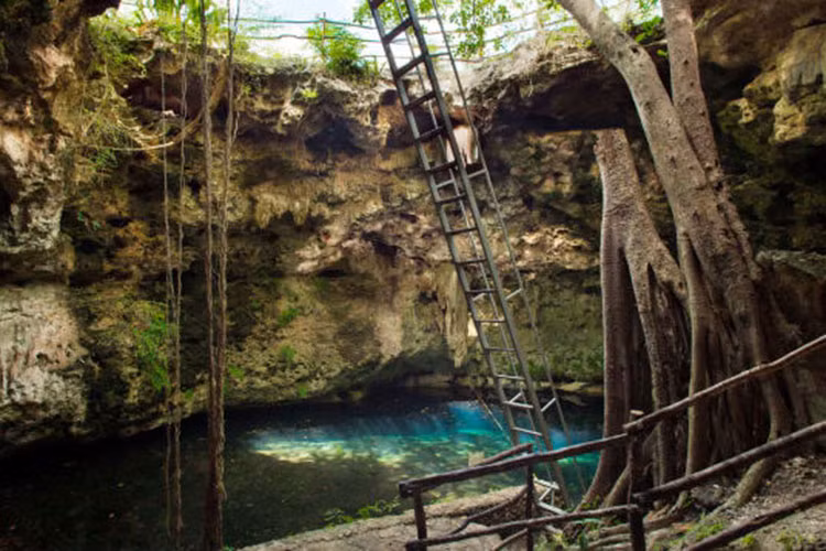 5. Bơi trong hang động ở Mexico: Khách sạn Luxury Collection có tour du lịch đến Sacamucuy, một hang động có mạch nước ngầm tuyệt đẹp rộng 20 mét, được tạo ra từ đá vôi trong hàng triệu năm. Du khách đến đây có thể ngâm mình trong làn nước sạch tinh khiết, sự riêng tư và yên tịnh sẽ làm hài lòng tất cả mọi người. Chuyến đi đến Sacamucuy là 25$/người, nếu tham gia nghi lễ của người Maya thì khoảng 350$/ cặp vợ chồng.