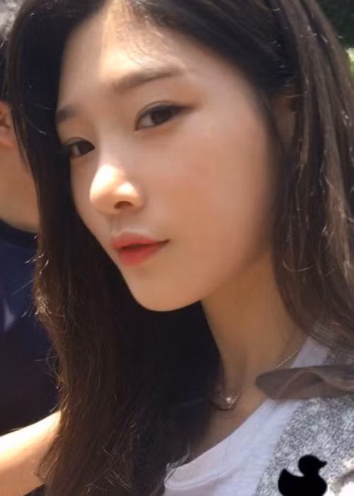  Sao Hàn Chaeyeon khoe làn da mịn màng cùng vẻ đẹp tỏa sáng bất chấp chụp cự li gần.