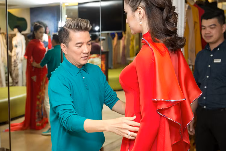 Bên cạnh việc tập luyện thể hình, chăm sóc nhan sắc, rèn luyện catwalk, ngoại ngữ... trang phục cũng là một trong những yếu tố quan trọng Hương Giang đặc biệt quan tâm. Nữ ca sĩ đang nhận được sự hỗ trợ của nhiều NTK nổi tiếng trong nước như Lê Thanh Hoà, Đỗ Long..