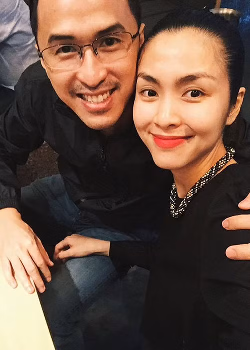 Nàng ngọc nữ màn ảnh Việt và ông xã khéo khoe tình cảm mặn nồng qua phong cách thời trang đầy ăn ý từ sự kiện đến đời thường. Ảnh: FBNV