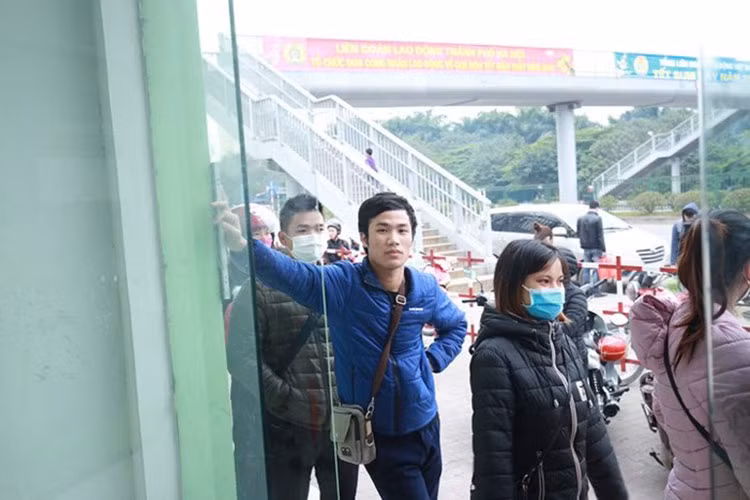 Một công nhân làm việc tại khu công nghiệp Thăng Long cho biết, nhiều người ở đây đã phải xếp hàng lâu, có người mất chờ hơn 40 phút rồi vẫn chưa đến lượt, có người phải tranh thủ vào những giờ vắng như buổi trưa để tranh thủ rút tiền nhưng thời gian cận tết này thì những trụ ATM luôn trong tình trạng "đắt hàng", có khi đến lượt mình thì máy báo lỗi hoặc hết tiền, nên trong một ngày nhiều công nhân phải chạy đi nhiều cây ATM nhưng cũng không rút được.