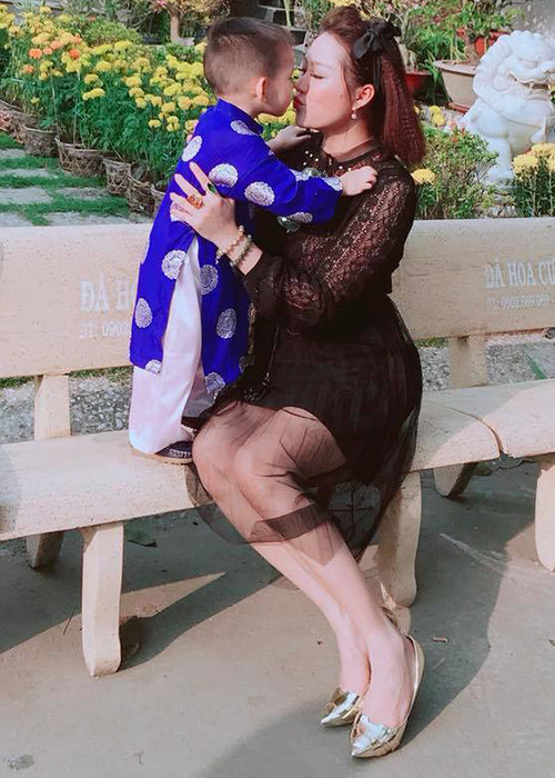 Hiện tại, Phi Thanh Vân một mình nuôi con trai. Ảnh: FBNV