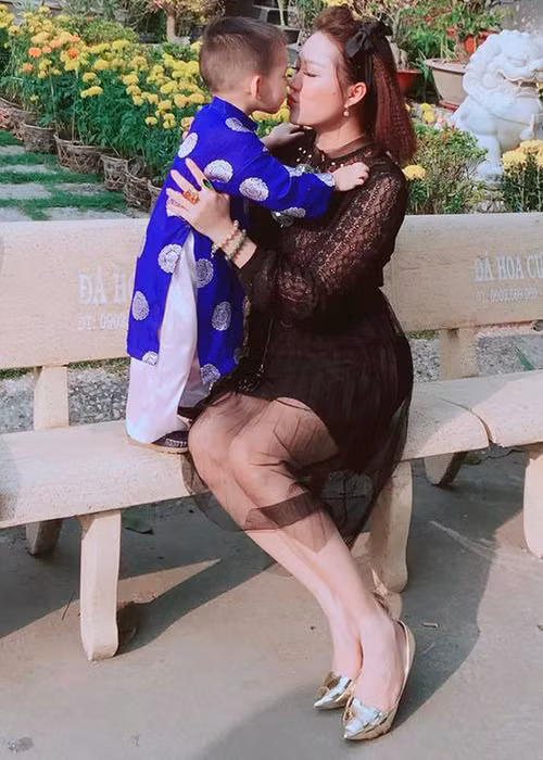 Hiện tại, Phi Thanh Vân một mình nuôi con trai. Ảnh: FBNV