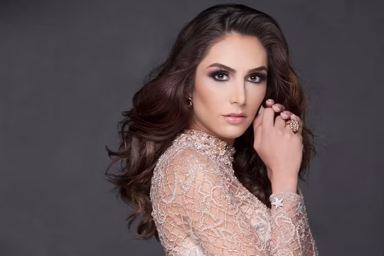 Izabele từng gặp không ít khó khăn khi còn đi học bởi vấn đề giới tính của mình.