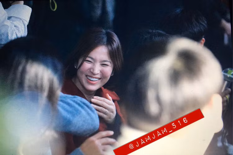 Song Hye Kyo luôn được Song Joong Ki hết mực cưng chiều. Trong ảnh, nữ diễn viên tươi rói khi cùng ông xã đi xem ca nhạc.