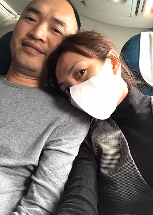 Thu Trang chia sẻ hình ảnh bên ông xã kèm chú thích: “Hà Nội ơi, cho tui mượn vòng tay... mượn rồi tui trả. Hà Nội lạnh quá”.