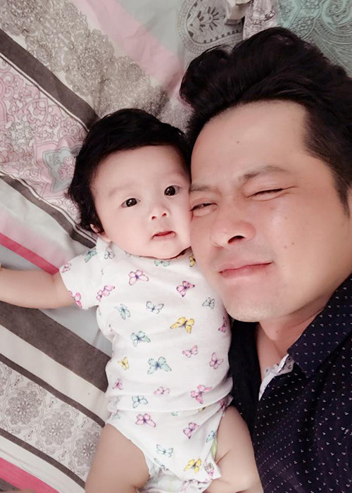 Hoàng Anh cưng nựng thiên thần nhỏ của mình. Nhiều người khen ngợi anh thực sự là ông bố bỉm sữa khi phụ vợ chăm sóc con rất khéo.