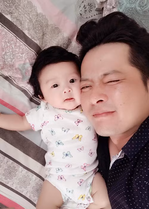 Hoàng Anh cưng nựng thiên thần nhỏ của mình. Nhiều người khen ngợi anh thực sự là ông bố bỉm sữa khi phụ vợ chăm sóc con rất khéo.