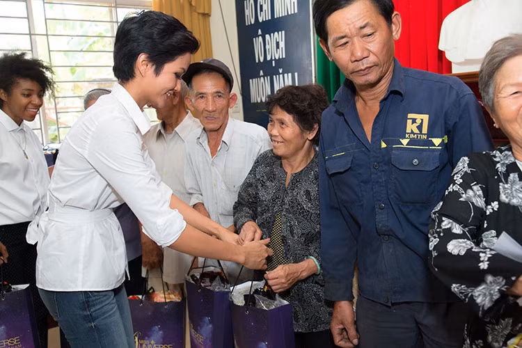 Riêng H’hen Niê, sau đăng quang, cô đã tham gia nhiều chương trình thiện nguyện, tích cực trở thành đại sứ cho nhiều chiến dịch vì cộng đồng.