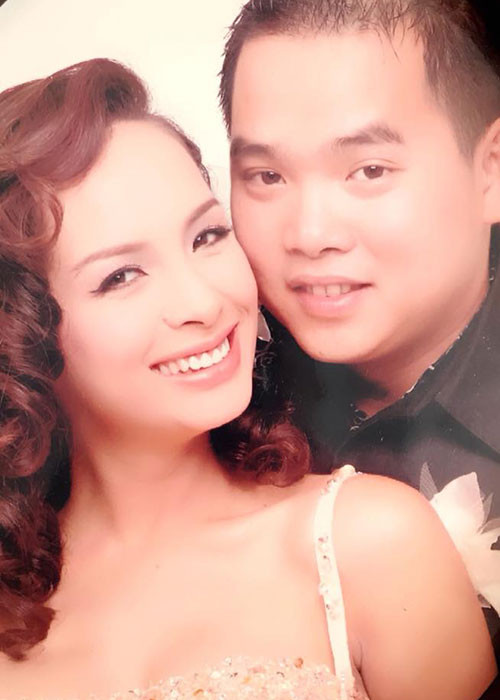 Nhạc sĩ Minh Khang gửi lời chúc mừng sinh nhật bà xã: “Chúc bà xã sinh nhật thật vui vẻ, mạnh khỏe, luôn xinh đẹp, may mắn và bình an nhé. 3 cha con mãi luôn yêu mẹ Hạnh”.