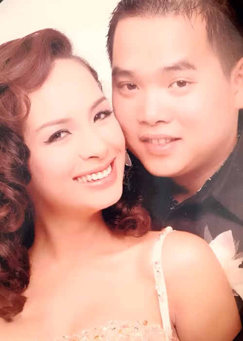 Nhạc sĩ Minh Khang gửi lời chúc mừng sinh nhật bà xã: “Chúc bà xã sinh nhật thật vui vẻ, mạnh khỏe, luôn xinh đẹp, may mắn và bình an nhé. 3 cha con mãi luôn yêu mẹ Hạnh”.