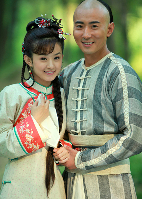 Triệu Lệ Dĩnh được cho là theo đuổi bạn diễn Cao Tử Kỳ khi cả hai đóng phim "Tân Hoàn Châu Cách Cách". Ảnh: Sina