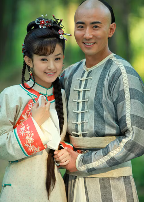 Triệu Lệ Dĩnh được cho là theo đuổi bạn diễn Cao Tử Kỳ khi cả hai đóng phim "Tân Hoàn Châu Cách Cách". Ảnh: Sina