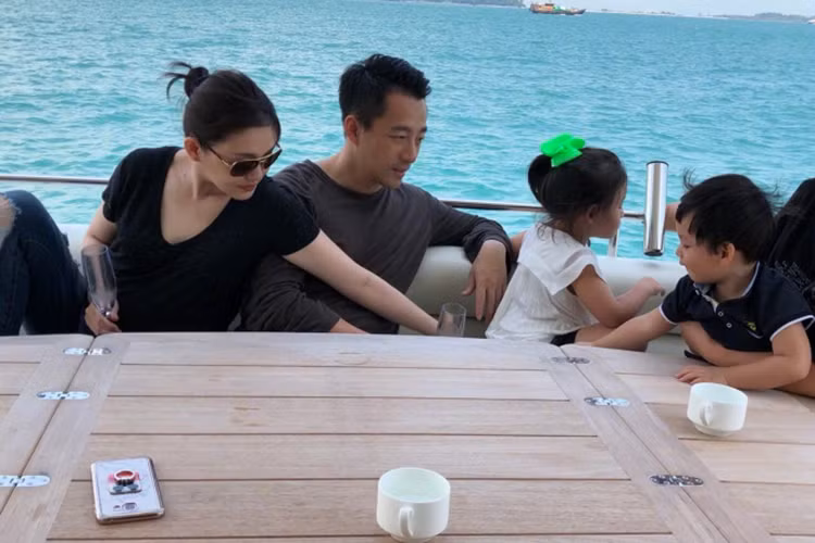 Tối qua (ngày 26/2), Đại S khoe loạt ảnh du xuân cùng ông xã Uông Tiểu Phi và các con.