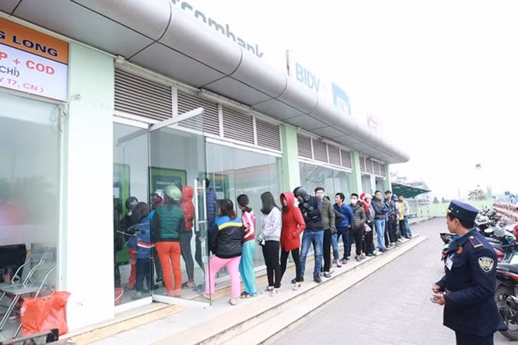 Những ngày cận Tết, tình trạng nghẽn mạng ATM lại xảy ra ở nhiều nơi, đặc biệt, tại các khu công nghiệp, khu chế xuất, nơi có số lượng lớn công nhân làm việc.