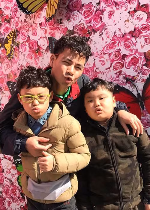 Hai cậu con trai Xuân Bắc tham gia Táo quân 2018 cùng với người bố nổi tiếng của mình.