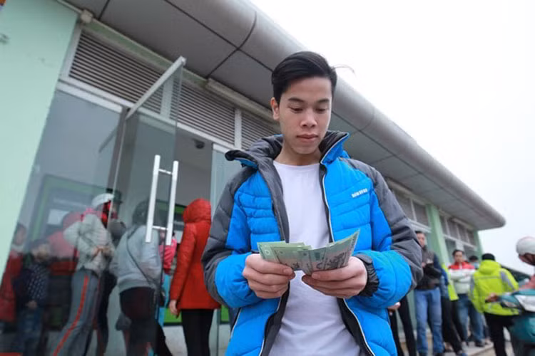 Thi thoảng có những gương mặt tươi vui vì may mắn rút được tiền để chuẩn bị trở về quê đón Tết Nguyên Đán với gia đình.