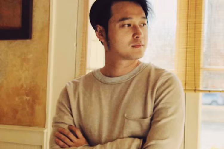 Nam ca sĩ cho biết, mối tình 10 năm kết thúc bởi sự non nớt, không hiểu chuyện, háo thắng của anh khiến cả hai bị tổn thương. Ảnh: FBNV