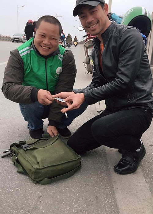 Việc làm trên của người tài xế Grab khiến nhiều người xúc động.